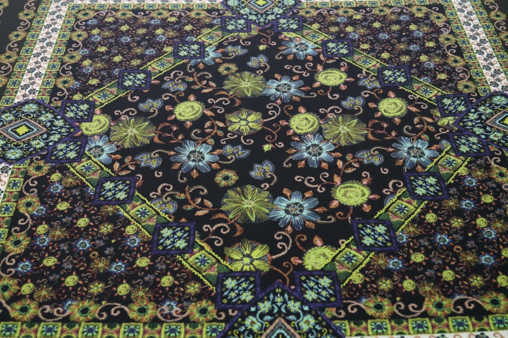 Женский платок из искусственного шелка Женский платок из искусственного шелка