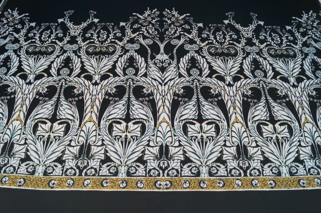 Атласная ткань с печатным рисунком Just Cavalli Купить атласную ткань Just Cavalli с печатным рисунком в интернет магазине тканей fashion G